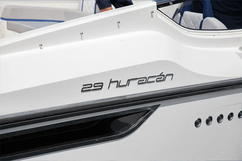 Windy 29 Huracán, vue latérale extérieure de la coque avec le logo 29 Huracán et les détails du bordé.