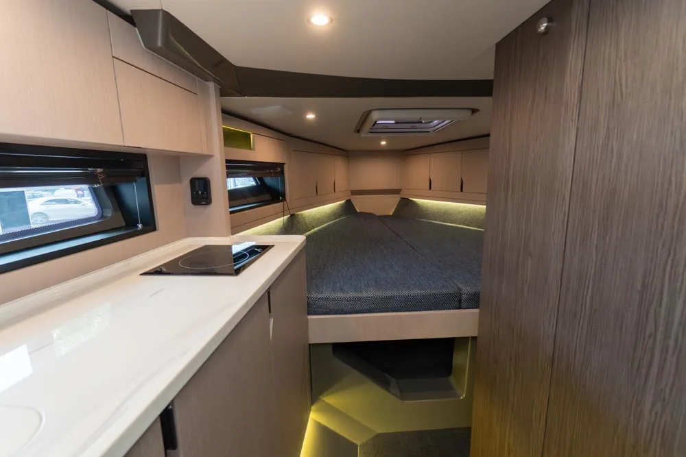 w29-galerie-2-2 Intérieur du Windy 29 Huracán avec cuisine, fenêtres latérales et lit double, vu depuis l’entrée.