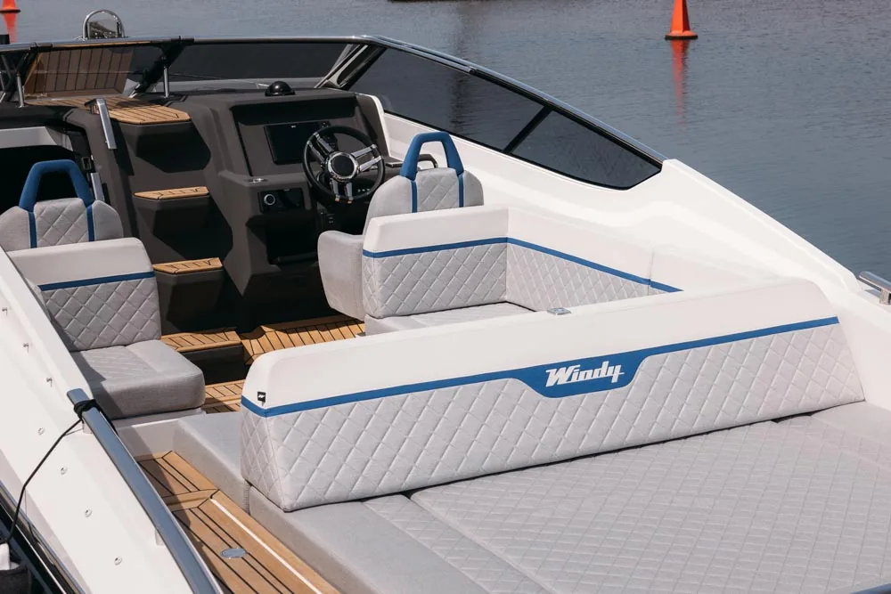 w29-galerie Windy 29 Huracán vu depuis la proue, avec des sièges rembourrés, un volant, une console et un pont en teck.