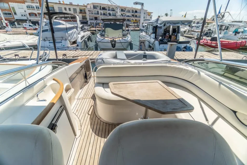 Detalle de la zona de proa de la Windy 31 Tornado de ocasión – Nautic Luis Empuriabrava