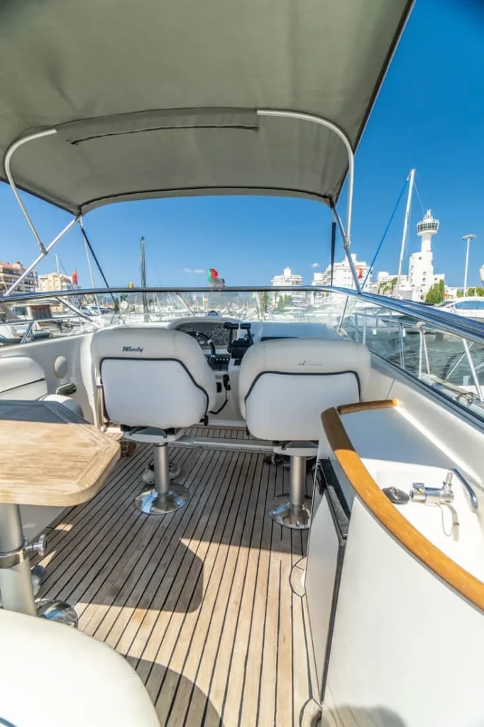 Toldo bimini instalado en la Windy 31 Tornado de ocasión – Nautic Luis Empuriabrava