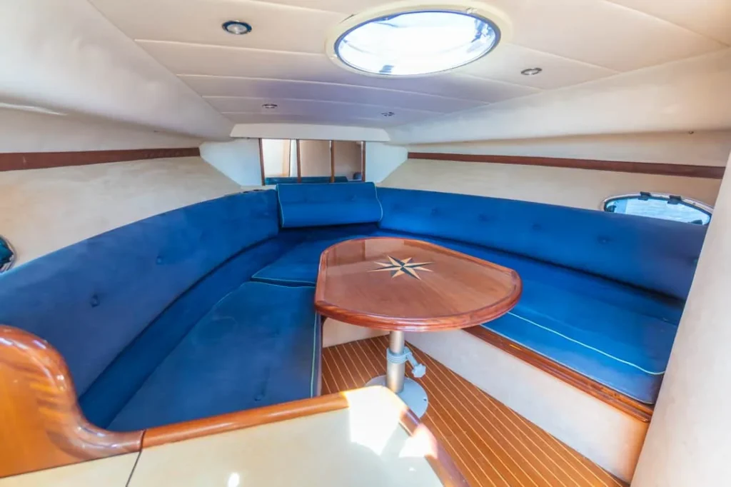 Cabina de proa de la Windy 31 Tornado de ocasión – Nautic Luis Empuriabrava