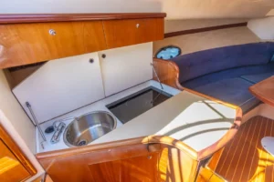 Cocina equipada de la Windy 31 Tornado de ocasión – Nautic Luis Empuriabrava