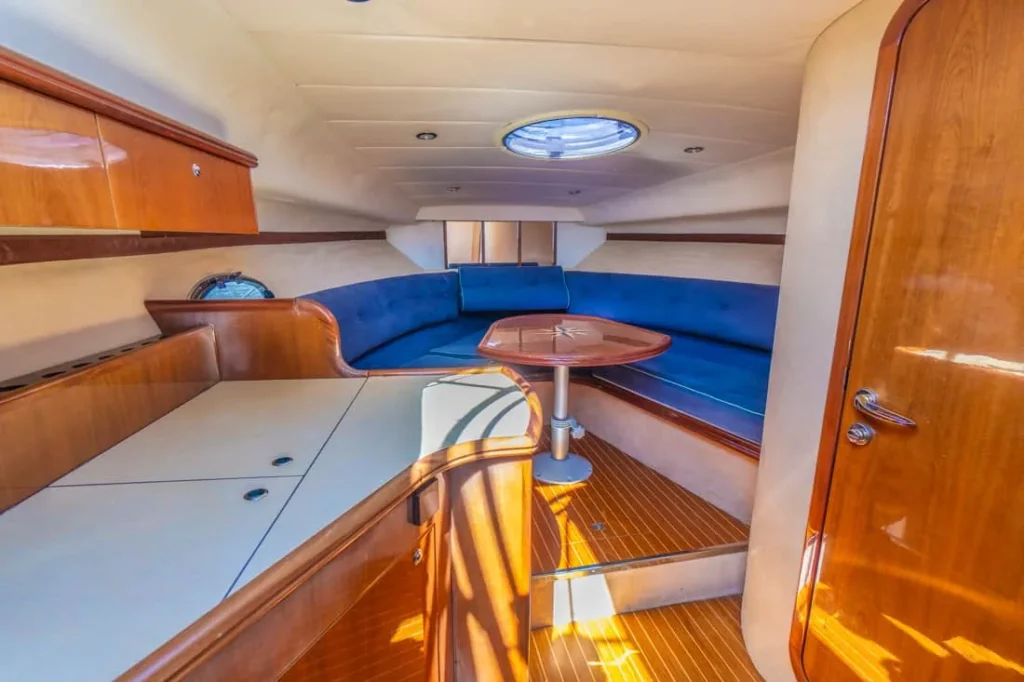Vista general del interior de la Windy 31 Tornado de ocasión – Nautic Luis Empuriabrava