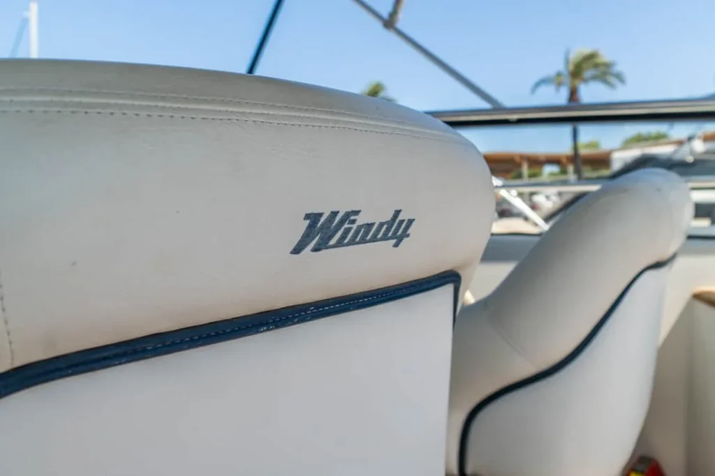 Detalle del logotipo Windy en los asientos de la Windy 31 Tornado – Nautic Luis Empuriabrava