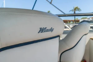 Detalle del logotipo Windy en los asientos de la Windy 31 Tornado – Nautic Luis Empuriabrava