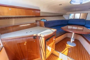 Detalle de la nevera interior de la Windy 31 Tornado de ocasión – Nautic Luis Empuriabrava