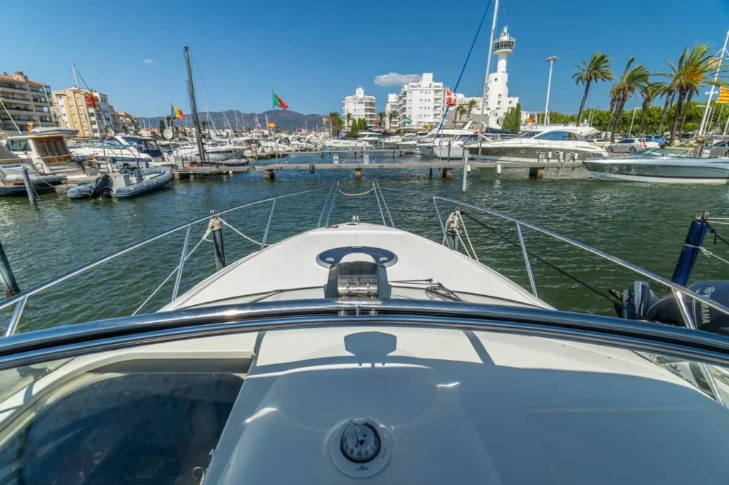 Vista de la proa de la Windy 31 Tornado de ocasión – Nautic Luis Empuriabrava