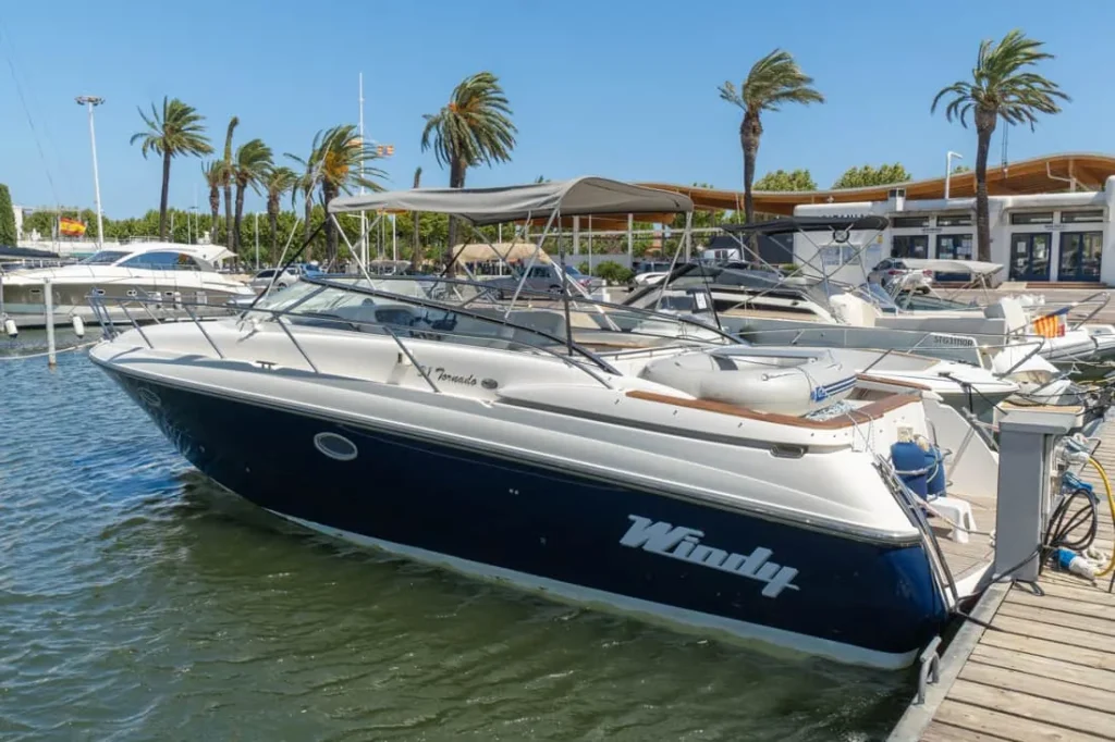 Windy 31 Tornado de ocasión amarrada en Empuriabrava – Nautic Luis