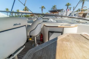 Puesto de gobierno de la Windy 31 Tornado en la bañera – Nautic Luis Empuriabrava