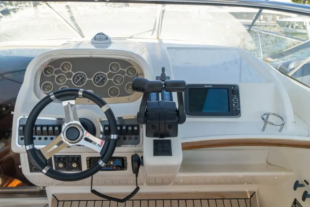 Consola de mando de la Windy 31 Tornado de ocasión – Nautic Luis Empuriabrava