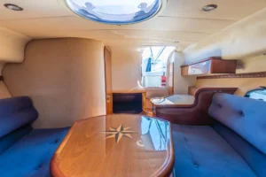 Vista del interior desde proa en la Windy 31 Tornado de ocasión – Nautic Luis Empuriabrava