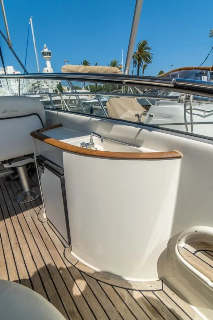 Wetbar exterior con fregadero y nevera en la Windy 31 Tornado – Nautic Luis Empuriabrava
