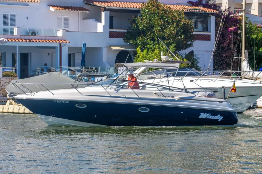 Windy 31 Tornado de ocasión navegando en Empuriabrava – Nautic Luis