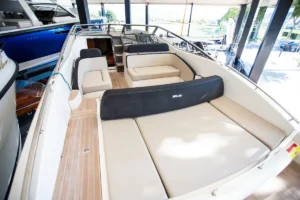 Bañera de la embarcación Windy 31 Zonda expuesta en las instalaciones de Nautic Luis en Empuriabrava.