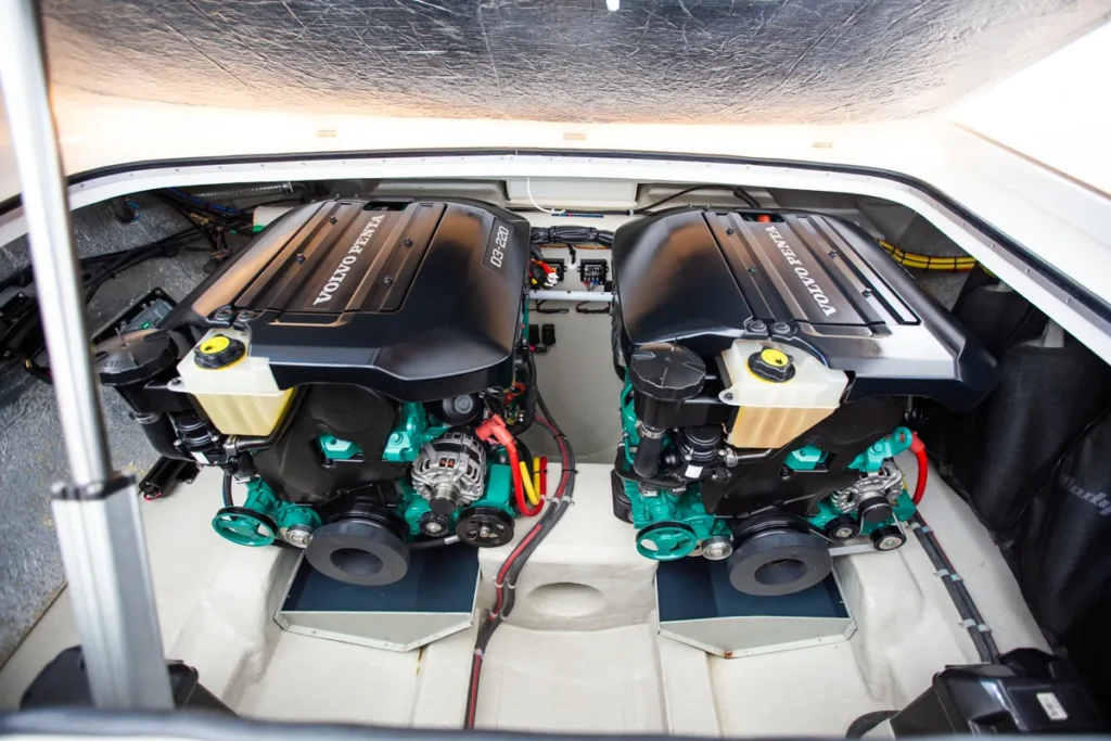 Sala de máquinas de la Windy 31 Zonda en Nautic Luis, equipada con dos motores Volvo Penta D3-220 perfectamente instalados.