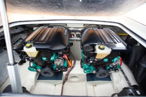 Sala de máquinas de la Windy 31 Zonda en Nautic Luis, equipada con dos motores Volvo Penta D3-220 perfectamente instalados.