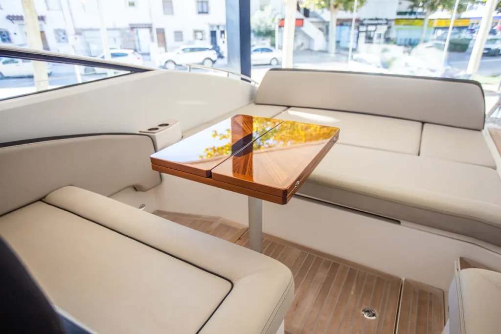 Mesa plegada en la bañera de la Windy 31 Zonda en Nautic Luis, integrada con elegancia en el diseño del espacio exterior.
