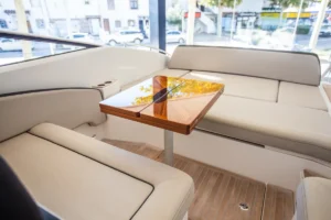 Mesa plegada en la bañera de la Windy 31 Zonda en Nautic Luis, integrada con elegancia en el diseño del espacio exterior.