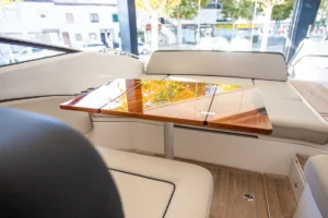 Mesa abierta en la bañera de la Windy 31 Zonda de ocasión en Nautic Luis, lista para disfrutar de momentos a bordo.