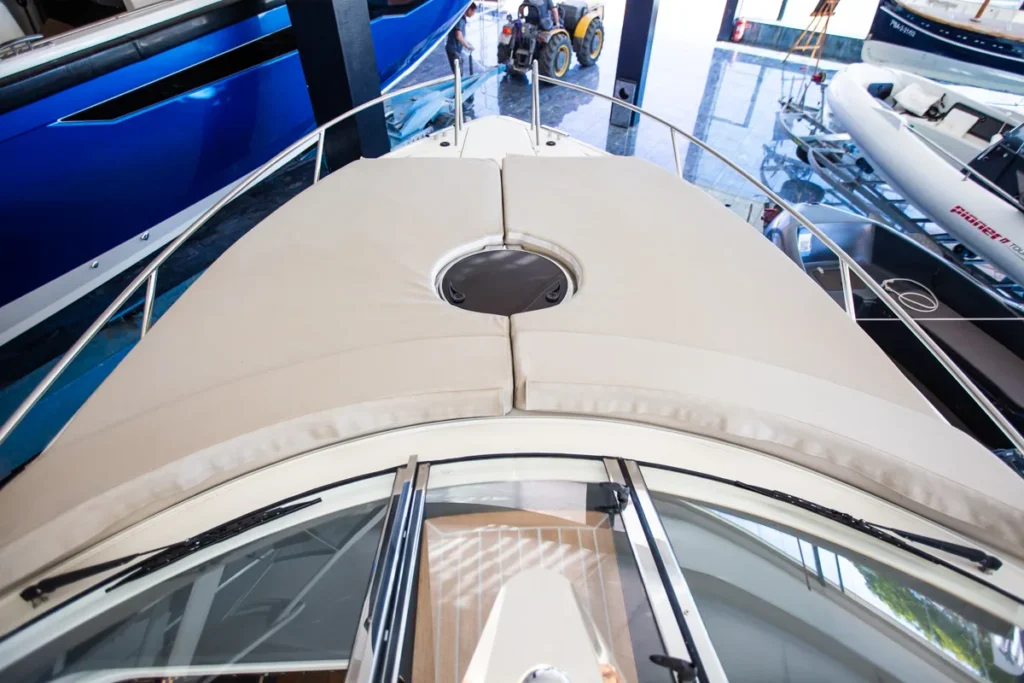 Solárium de proa de la Windy 31 Zonda de ocasión en Nautic Luis, diseñado para el relax y la elegancia a bordo.