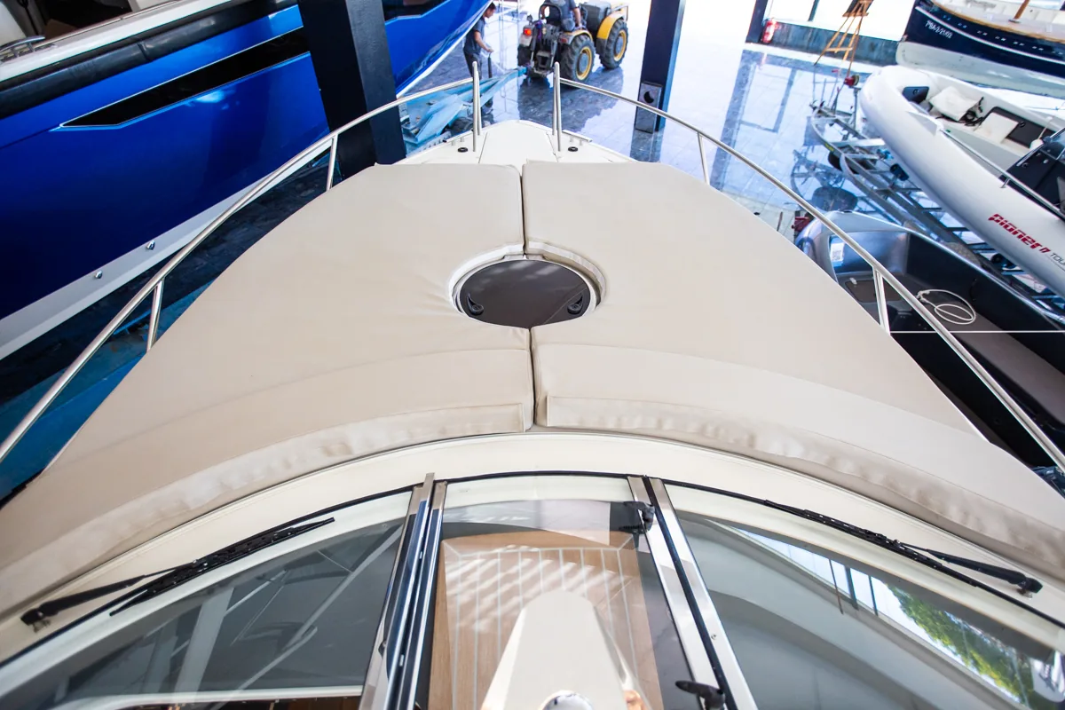 Windy 31 Zonda de ocasión solárium de proa Solárium de proa de la Windy 31 Zonda de ocasión en Nautic Luis, diseñado para el relax y la elegancia a bordo.