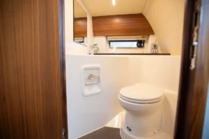 WC de la Windy 31 Zonda de ocasión en Nautic Luis, con lavabo, espejo e interior de diseño escandinavo.