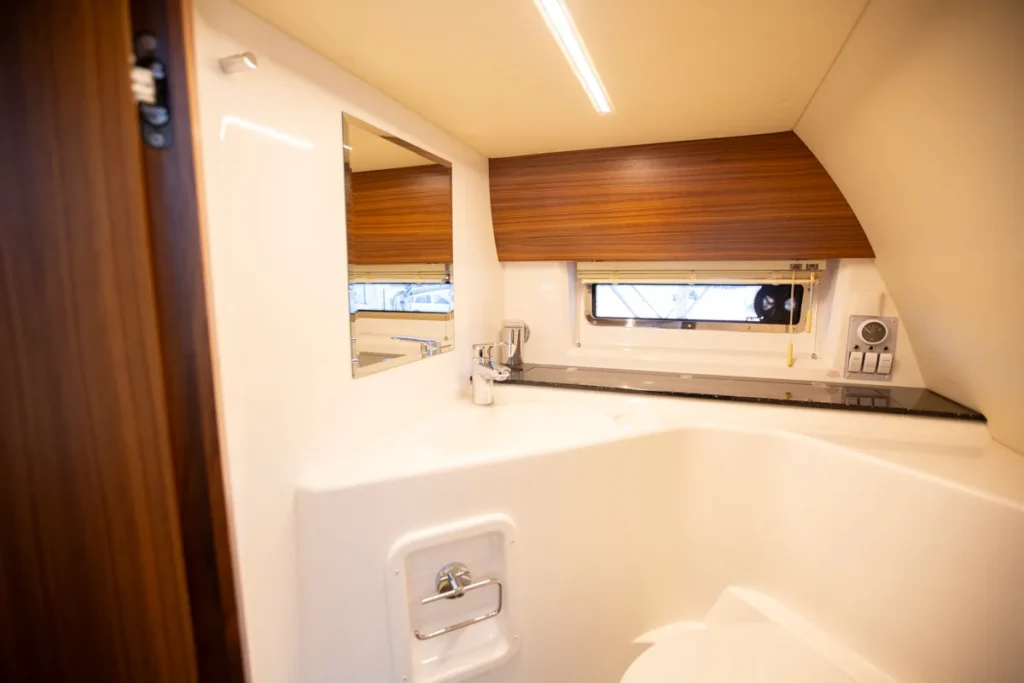 Vista del baño de la Windy 31 Zonda de ocasión en Nautic Luis, con lavabo, grifo y acabados de diseño escandinavo.