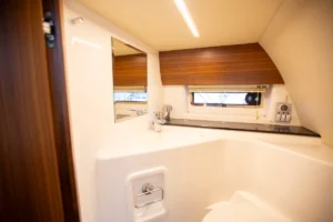 Vista del baño de la Windy 31 Zonda de ocasión en Nautic Luis, con lavabo, grifo y acabados de diseño escandinavo.