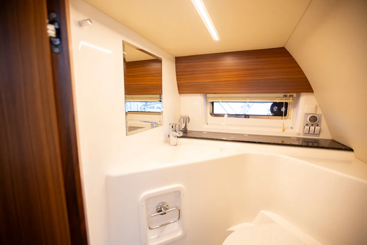 Windy 31 Zonda de ocasión baño con grifo Vista del baño de la Windy 31 Zonda de ocasión en Nautic Luis, con lavabo, grifo y acabados de diseño escandinavo.