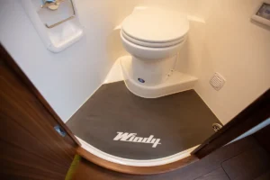 Detalle del suelo del baño de la Windy 31 Zonda de ocasión en Nautic Luis, con el logotipo Windy grabado en relieve.