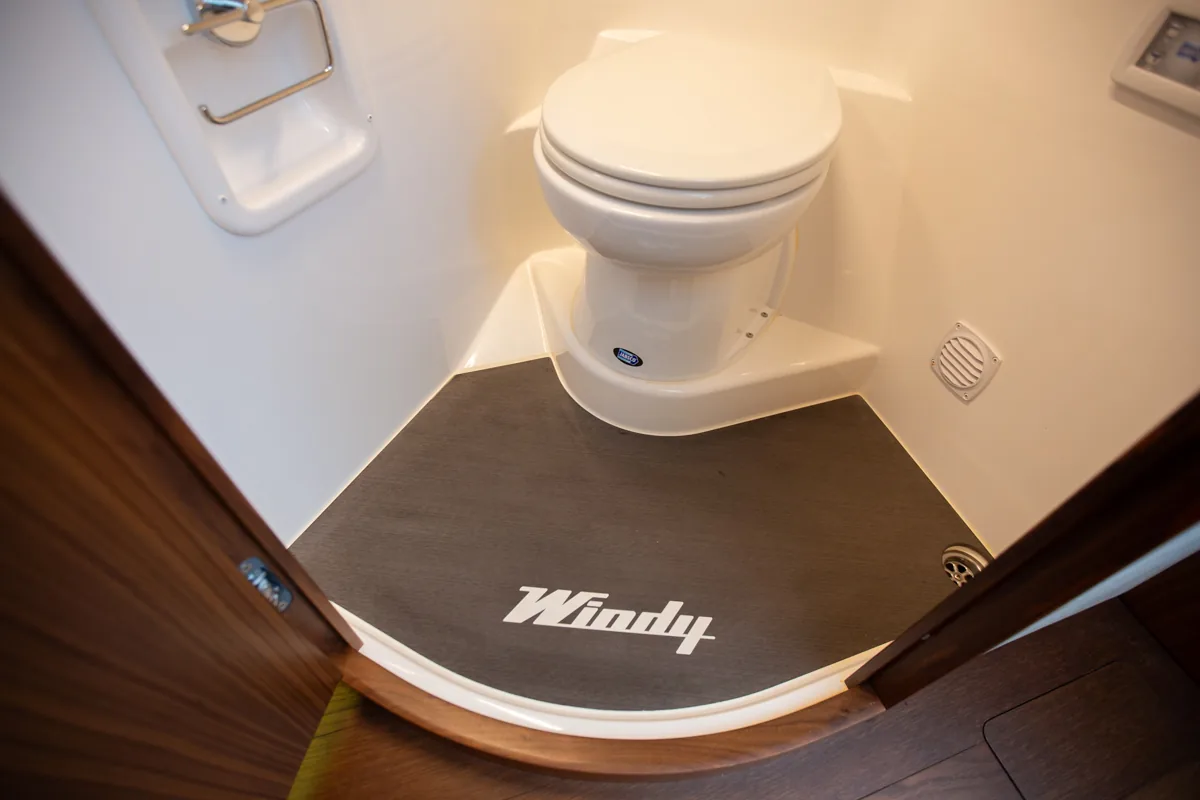 Windy 31 Zonda de ocasión detalle suelo baño Detalle del suelo del baño de la Windy 31 Zonda de ocasión en Nautic Luis, con el logotipo Windy grabado en relieve.