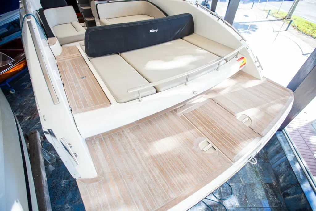 Plataforma de baño de la embarcación Windy 31 Zonda en las instalaciones de Nautic Luis en Empuriabrava.