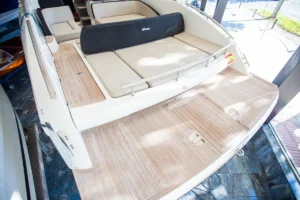 Plataforma de baño de la embarcación Windy 31 Zonda en las instalaciones de Nautic Luis en Empuriabrava.