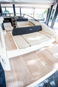 Vista de la plataforma y bañera de la Windy 31 Zonda en Nautic Luis, mostrando el elegante diseño escandinavo y los acabados de lujo.