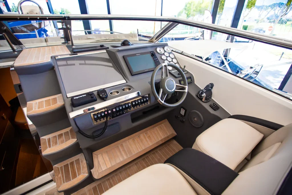 Puesto de mando de la Windy 31 Zonda en Nautic Luis, con instrumentación avanzada y diseño escandinavo.