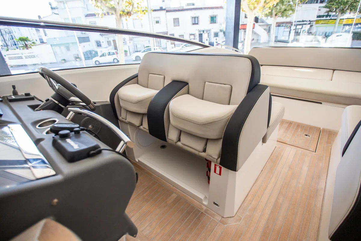 Windy 31 Zonda sillones piloto y copiloto | Nautic Luis Sillones de piloto y copiloto de la Windy 31 Zonda en Nautic Luis, con diseño ergonómico y tapicería de alta calidad.