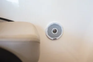 Altavoz Fusion instalado en la bañera de la Windy 31 Zonda en Nautic Luis, integrado con elegancia en el diseño del barco.