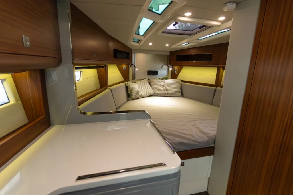 Camarote principal de la Windy 37 Shamal de segunda mano en Nautic Luis, Empuriabrava, con cama doble y acabados de lujo en madera.