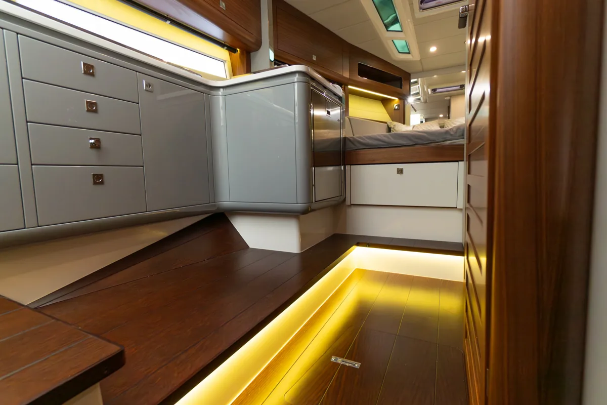 Windy 37 Shamal de segunda mano galley con nevera en cabina Galley con nevera en la cabina de la Windy 37 Shamal de segunda mano en Nautic Luis, Empuriabrava, con mobiliario en madera y diseño escandinavo.