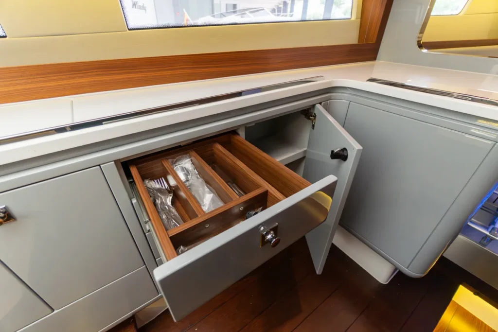 Interior de un cajón diseñado para cubertería en la Windy 37 Shamal de segunda mano en Nautic Luis, Empuriabrava.