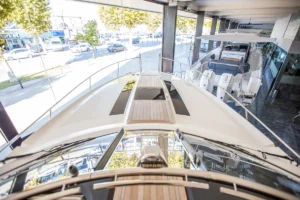 Proa de la Windy 37 Shamal de segunda mano en Nautic Luis, Empuriabrava, con diseño escandinavo y líneas deportivas.