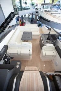 Vista completa de la bañera de la Windy 37 Shamal de segunda mano en Nautic Luis, Empuriabrava, mostrando el sofá en U, la mesa y la cocina exterior.