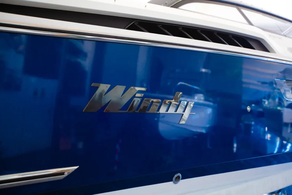 Detalle del logotipo Windy grabado en el casco de la Windy 37 Shamal de ocasión, expuesta en Nautic Luis, Empuriabrava.