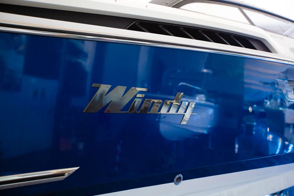 Windy 37 Shamal de ocasión detalle logotipo casco Detalle del logotipo Windy grabado en el casco de la Windy 37 Shamal de ocasión, expuesta en Nautic Luis, Empuriabrava.