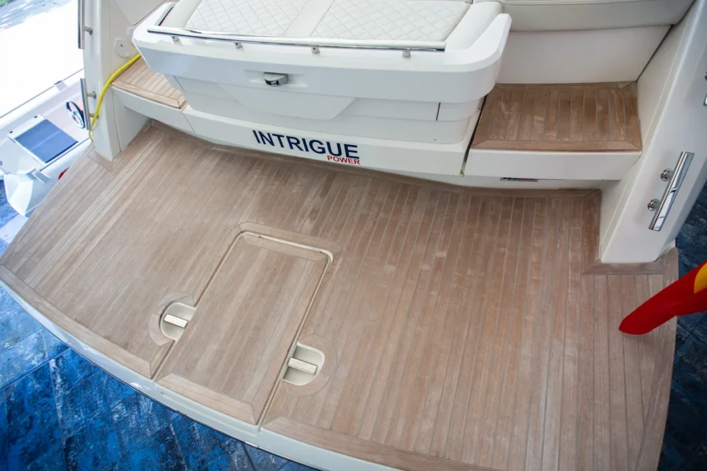 Plataforma de baño de la Windy 37 Shamal de ocasión en Nautic Luis, Empuriabrava, con acceso directo al mar.