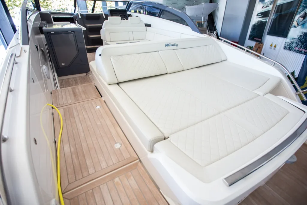 Solárium de popa de la Windy 37 Shamal de ocasión en Nautic Luis, Empuriabrava, con tapicería de lujo y diseño escandinavo.