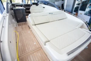 Solárium de popa de la Windy 37 Shamal de ocasión en Nautic Luis, Empuriabrava, con tapicería de lujo y diseño escandinavo.