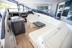 Bañera de la Windy 37 Shamal de ocasión en Nautic Luis, Empuriabrava, con sofá en forma de U y mesa central cerrada.