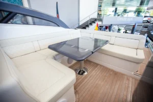 Bañera de la Windy 37 Shamal de ocasión en Nautic Luis, Empuriabrava, con sofá en forma de U y mesa abierta.